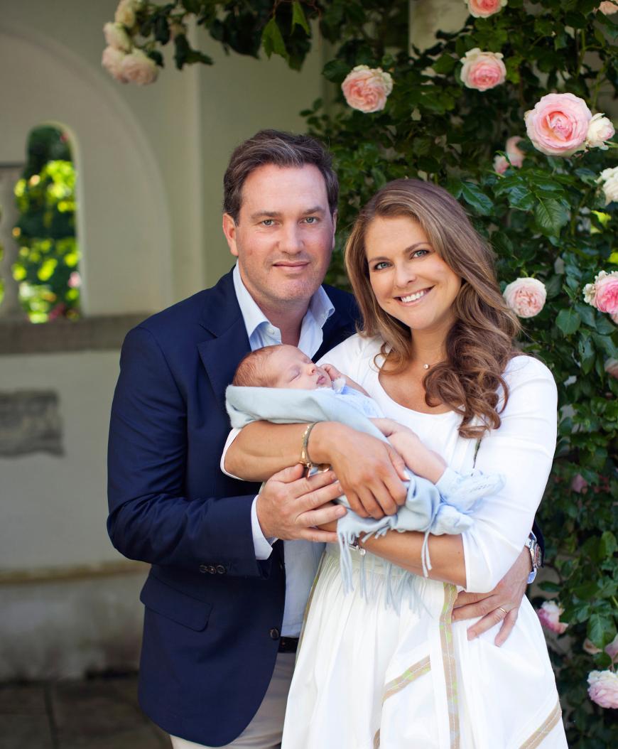 ... und hier schlummert Nicolas auf dem Arm seiner Mama Madeleine.