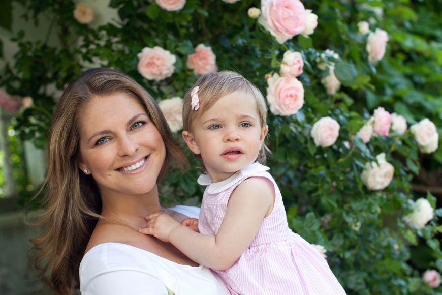 Auch Töchterchen Leonore posiert mit Mama Madeleine für die Fotografen.