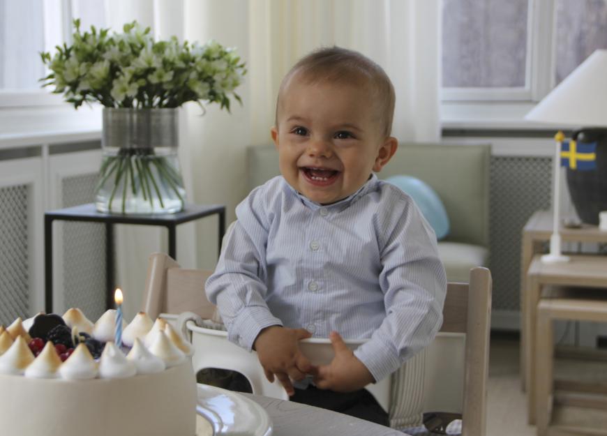 Da lacht er! Kein Wunder, denn vor Prinz Oscar von Schweden wartet eine kleine Zuckerbombe. Das kleine Leckermaul freut sich bestimmt über die Baiser-Frucht-Torte zu seinem ersten Geburtstag.