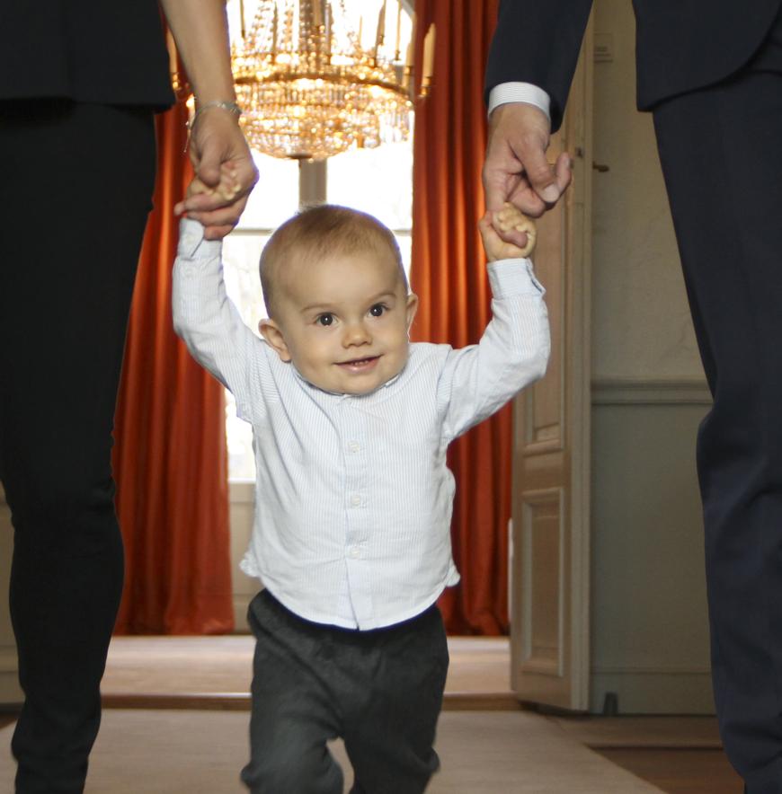 Und hinterher noch ein bisschen Sport ... Prinz Oscar kann schon an Händen laufen!