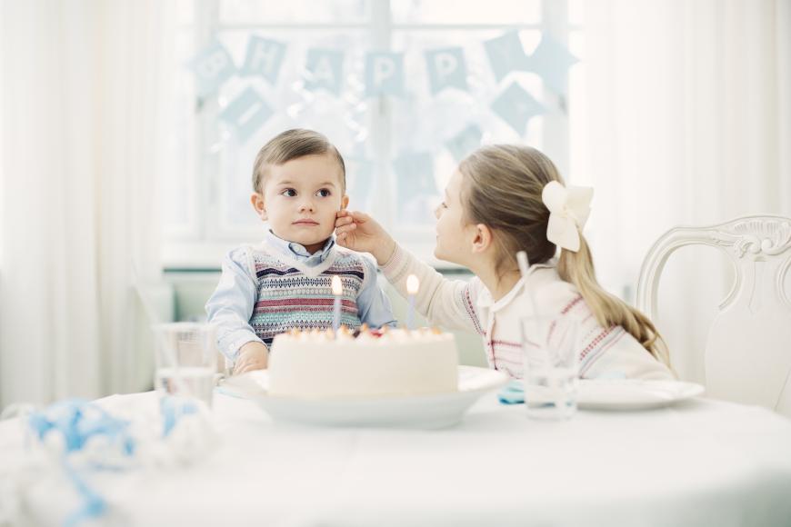 Auch Schwester Estelle betüdelt ihren kleinen Bruder an seinem Geburtstag.
