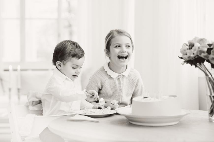 Auch Estelles kleiner Bruder Oscar profitiert von der Geburtstagstorte seiner Schwester und lässt es sich schmecken.