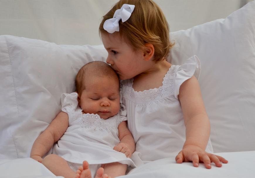 Zum Knutschen! Estelle knuddelt das rund zwei Monate alte Baby von Prinzessin Madeleine, Leonore. Mama Victoria hat die zuckersüßen Aufnahmen der Königskinder gemacht.