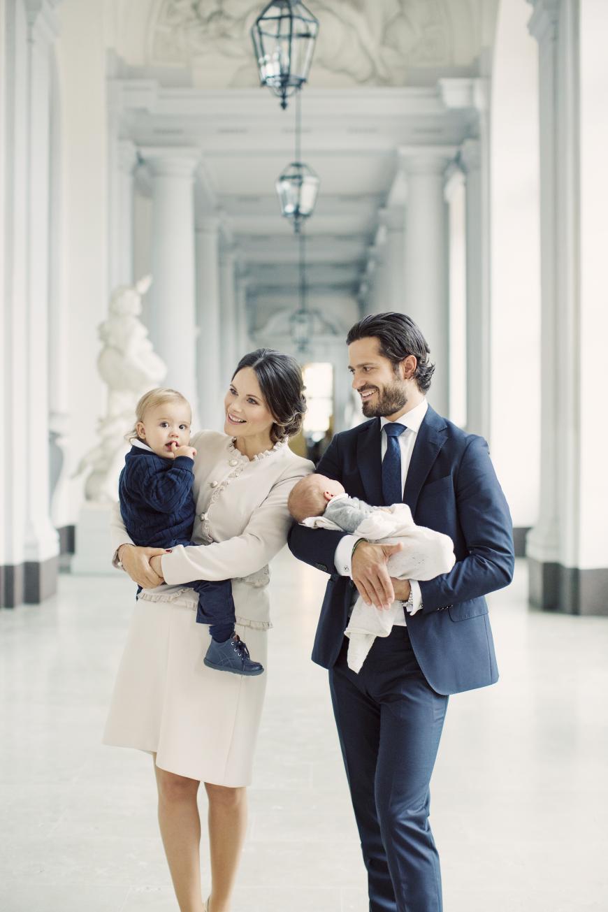 Am 31. August 2017 kam Schwedens Mini-Royal zur Welt: Prinz Carl Philip und Sofia sind zum zweiten Mal glückliche Eltern eines Sohnes geworden. Hier zeigen sie den süßen Prinz das erste Mal den Fotografen.