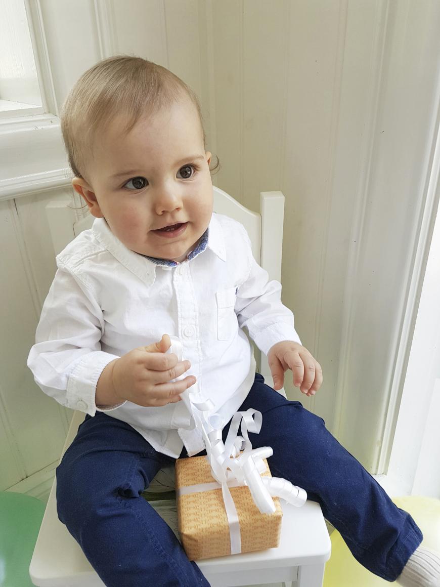 Awww, das erste Geburtstagsgeschenk! Ein ganz besonderer Tag für den lütten Prinz. Gemacht hat das Foto Papa Prinz Carl Philip.