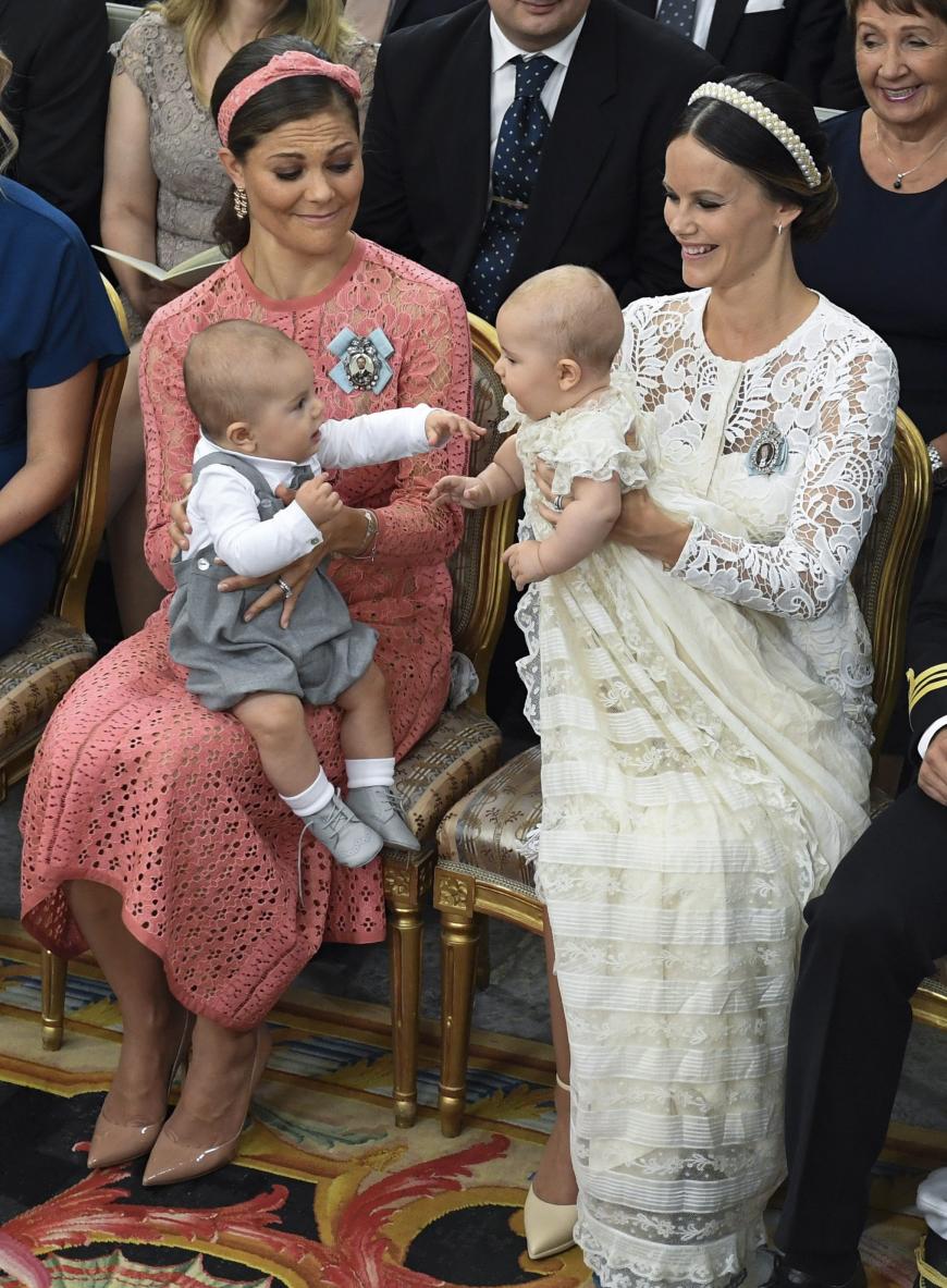 Witzige Babyparty! Bei seiner Taufe lernte Prinz Alexander seinen Cousin Prinz Oscar, Sohn von Kronprinzessin Victoria (l.), kennen.