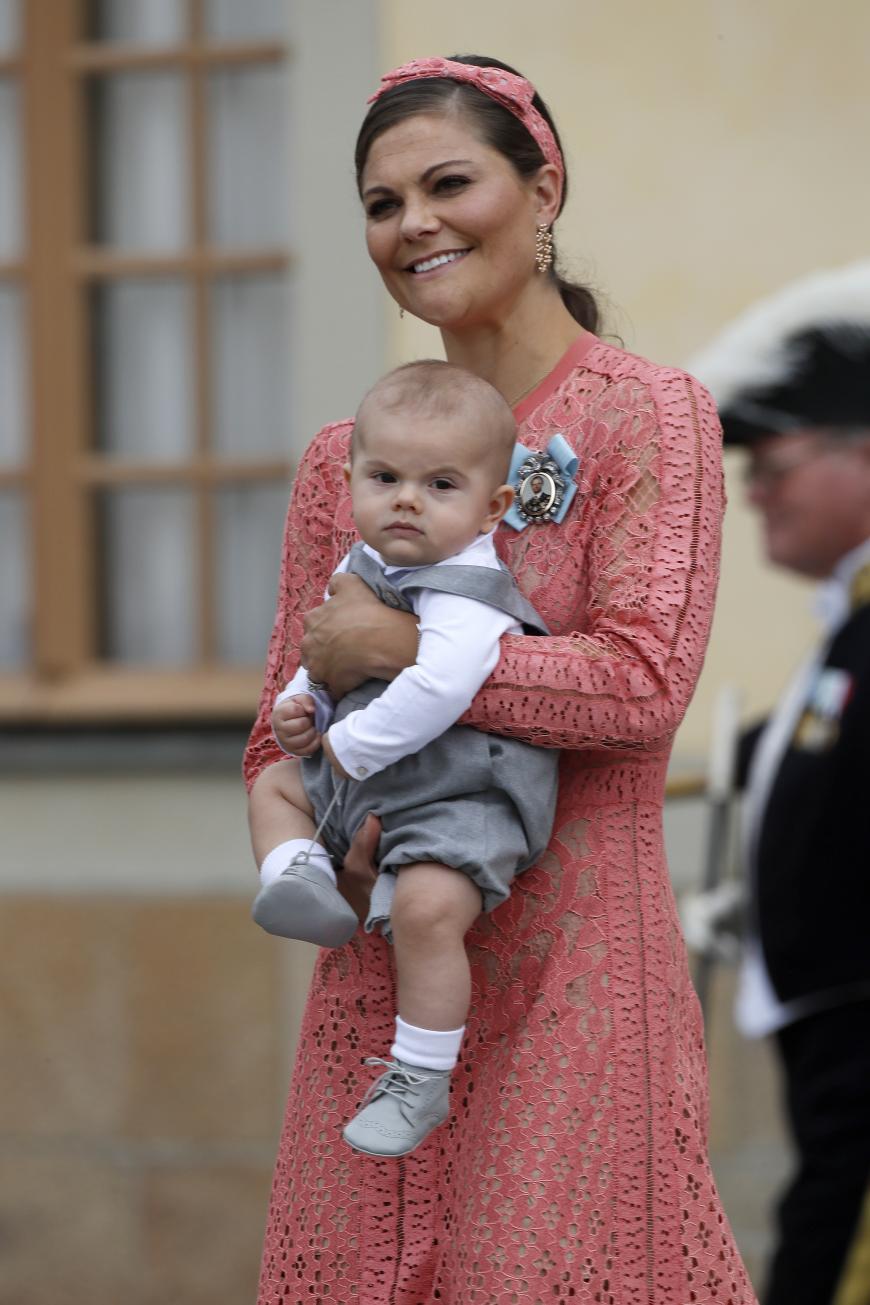Die Ähnlichkeit zu seinem Papa ist inzwischen unverkennbar: Mit leicht griesgrämiger Mimik wird Prinz Oscar zur Taufe seins Cousins Prinz Alexander getragen (HIER ALLE BILDER SEHEN!).