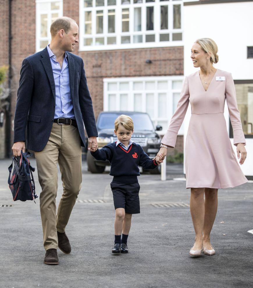 Auf dem Schulgelände trafen die Royals auf Direktorin Helen Haslem, die dem Vierjährigen zur Begrüßung die Hand schüttelte. Der Prinz wirkte sichtlich nervös, als er auf seine Schulleiterin traf und zeigte sich sehr schüchtern. Dem Anlass entsprechend war er in die blaue Uniform der Privatschule gekleidet und trug kurze Hose, Hemd, Pulli und dunkle Schuhe.