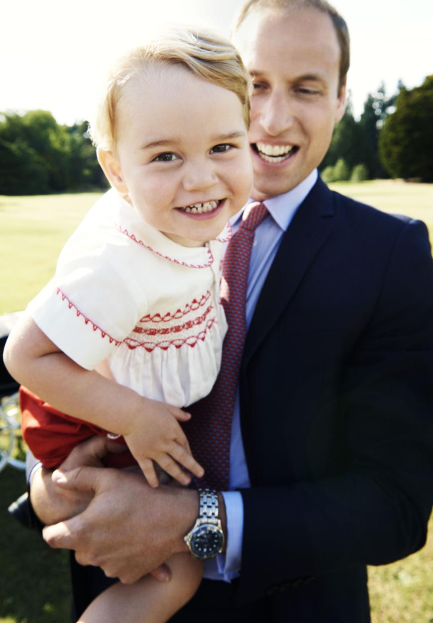Happy Birthday, kleiner Prinz! Am 22. Juli 2015 wird George zwei Jahre alt. Anlässlich seines Geburtstages gab das Königshaus jetzt ein neues Foto aus der Serie von Mario Testino heraus. So süß der Kleine mit seinem Papa William!