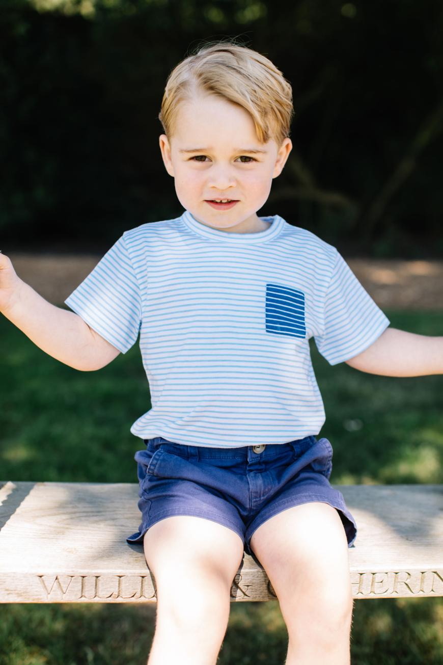 OMG, Zuckerschock! Der Kensington Palast hat anlässlich des 3. Geburtstages von Prinz George am 22. Juli 2016 vier neue bildhübsche Aufnahmen des Mini-Royals veröffentlicht. Wir schmelzen dahin!