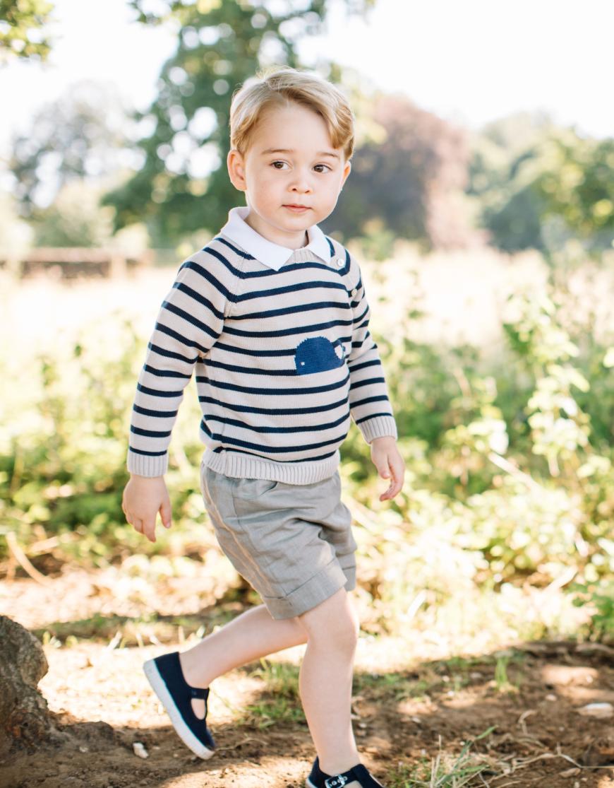 Cuteness-Overload! Klein-George im gestreiften Pulli mit einem süßen Wal. Fotograf Matt Porteous nahm die umwerfenden Bilder Mitte Juli im Sitz von William und Kate in Norfolk auf.