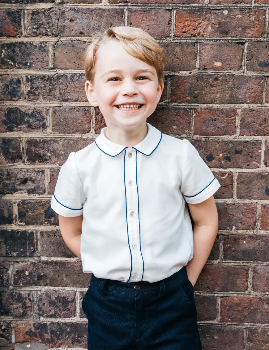 Endlich 5! Prinz George strahlt wie ein Honigkuchenpferd am 22. Juli. Aufgenommen wurde das Bild von Fotograf Matt Porteous im Garten des Clarence Hauses, nach der Taufe von seinem Bruder Prinz Louis.