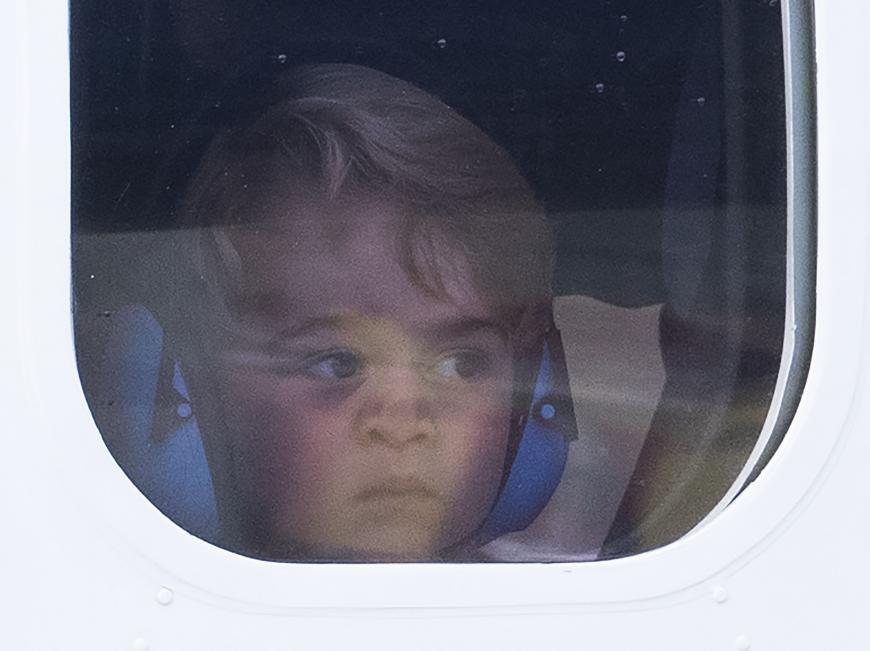Da drückt er sich die Nase platt: Der kleine Prinz beim Besuch der Royal Family in Deustchland.