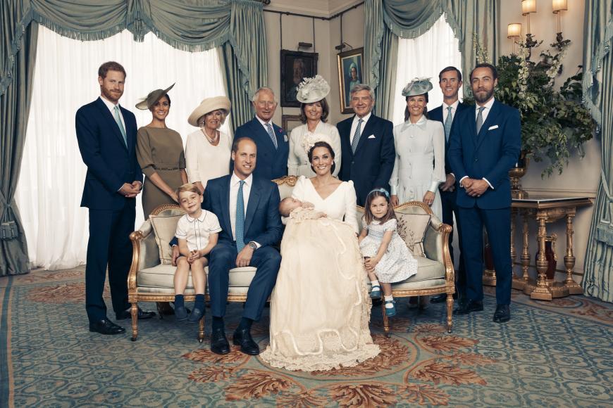 Was für ein schönes Familienfoto! Sitzend: Prinz George, Prinz William, Herzogin Kate, Prinz Louis, Prinzessin Charlotte. Stehend: Prinz Harry, Herzogin Meghan, Herzogin Camilla, Prinz Charles, Mrs. Carole Middleton, Mr. Michael Middleton, Mrs. Pippa Matthews, Mr. James Matthews, Mr. James Middleton.