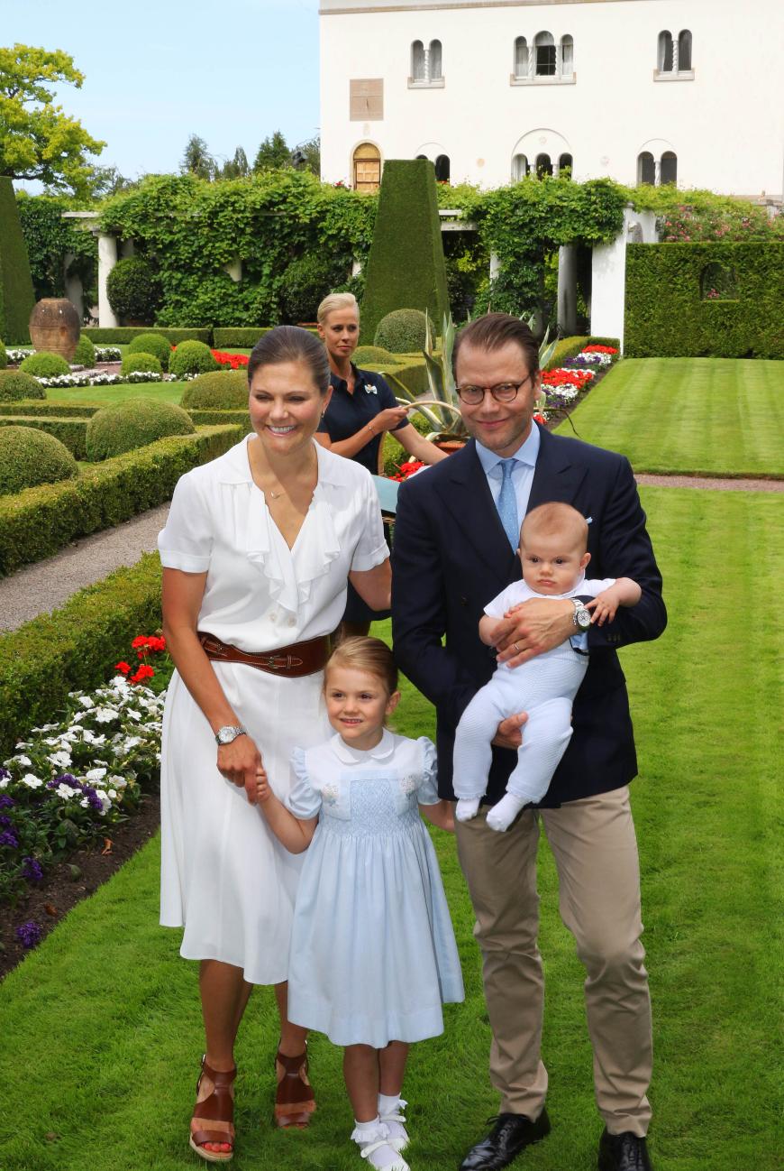 14. Juli 2016: Kronprinzessin Victoria feiert ihren Geburtstag mit der ganzen Familie. Und Prinz Oscar schaut schon - ganz der Profi - in die Kamera.