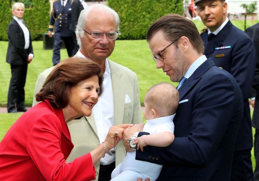 Oma Königin Silvia hat natürlich einen Narren an ihrem Enkel gefressen.