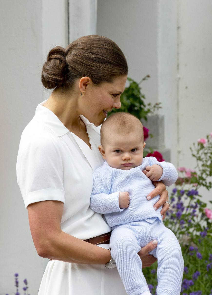 Mama Victoria küsst zärtlich das Köpfchen ihres Sohnes, der noch etwas verbissen dreinschaut.