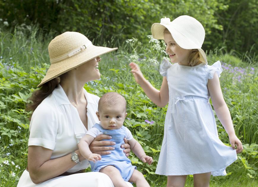 Der Hut steht ihr gut: Auch Schwester Estelle und Mama Victoria posieren im königlichen Garten.