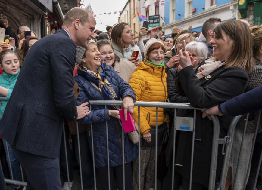 ... und brach prompt die royalen Regeln, indem er sich zu Fan-Selfies hinreißen ließ.