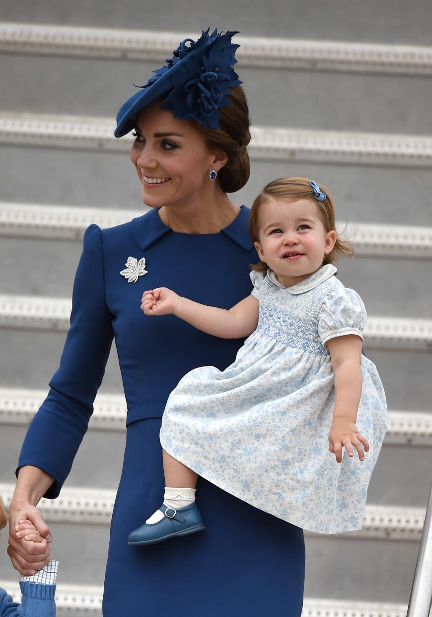 Die kleine Prinzessin trägt passend zu ihrer stilsicheren Mama Kate (hier Kates Kanada-Looks sehen) ein blau-weiß-geblümtes Kleidchen.