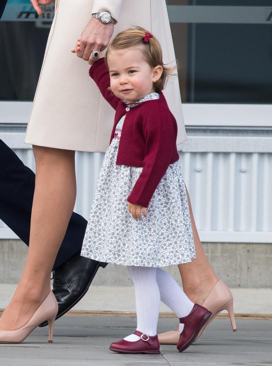 Süß! Prinzessin Charlotte mit einem Blümchenkleid, weinrotem Jäckchen und passenden Schuhen und Haarspange