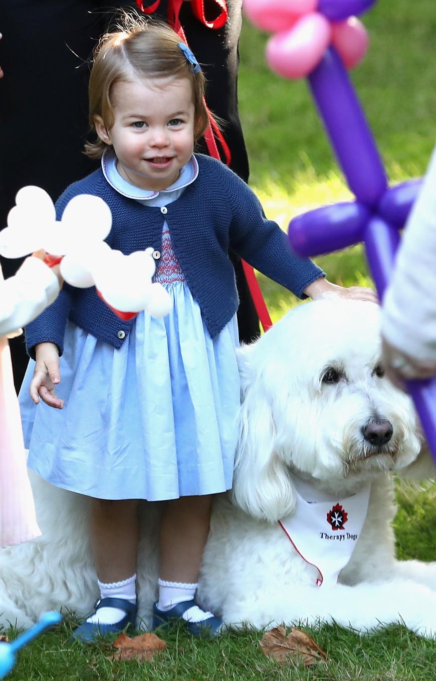 Awww! Prinzessin Charlotte schließt Freundschaft mit einem haarigen Partygast.