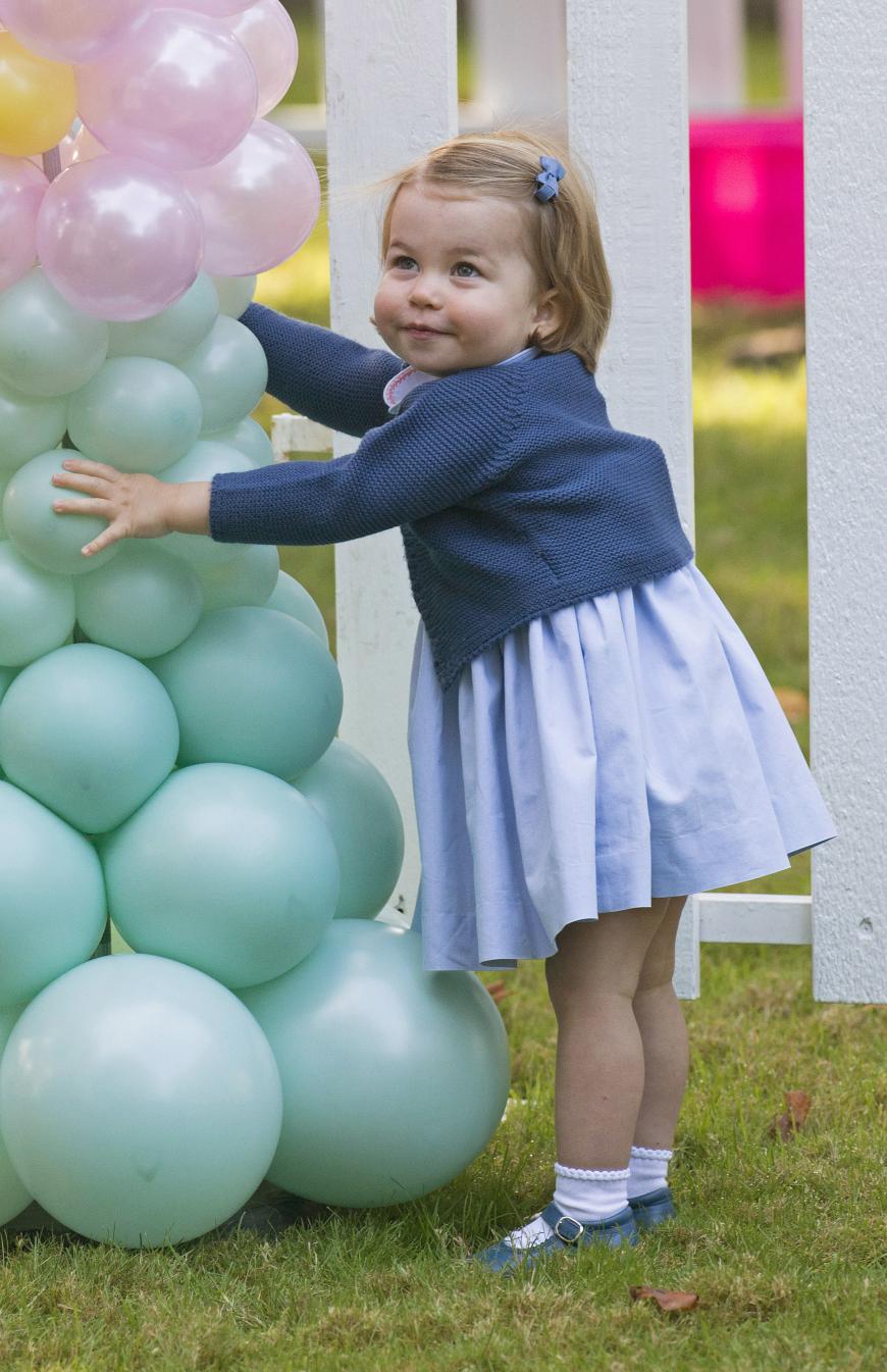 Alles meins! Charlotte hat die Luftballons für sich entdeckt.