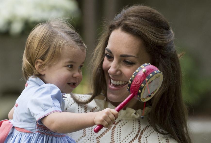 Hör mal, wer da rasselt! Prinzessin Charlotte hat Riesen-Spaß bei der Kinder-Party in Kanada.