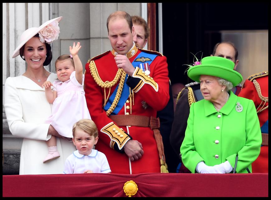 Auf dem Balkon des Buckingham Palastes stiehlt die Kleine allen die Show.