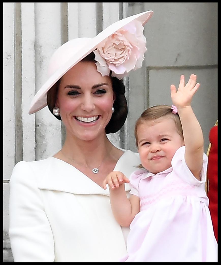 Winke-winke! Zur Feier des 90. Geburtstages der Queen zeigt sich auf Prinzessin Charlotte von ihrer niedlichsten Seite.