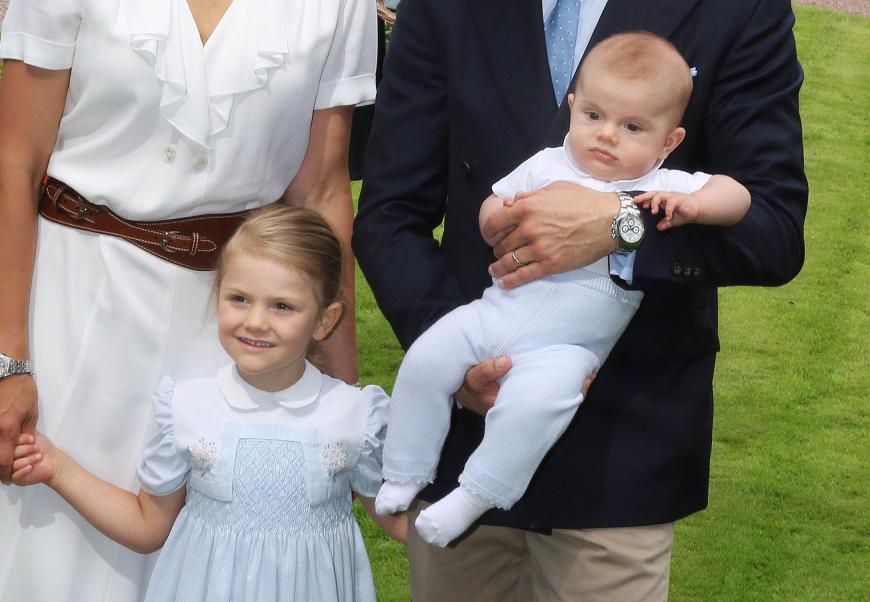 Hier posiert die ganze Familie zusammen, und Estelle setzt ein zartes Lächeln auf.