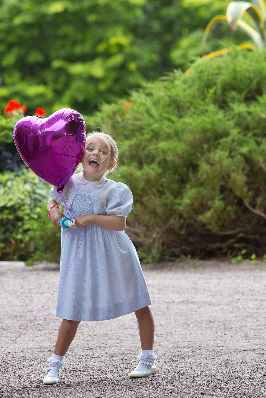 I heart you! Zum 39. Geburtstag ihrer Mama am 14. Juli präsentiert sich Prinzessin Estelle in Höchstform.