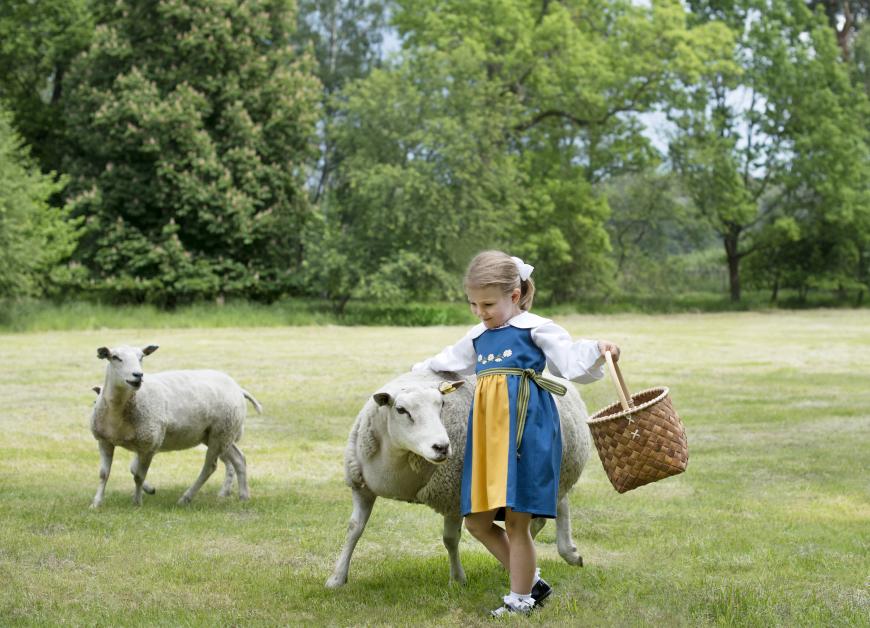Mäh! Zum Schwedischen Nationalfeiertag am 6. Juni geht Prinzessin Estelle auf Tuchfühlung mit den Schafen ...