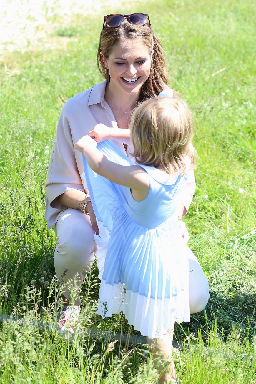Auch Mama Prinzessin Madeleine ist verzaubert von ihrem süßen Mädchen.