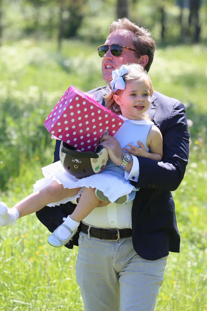 Papa Chris O'Neill trägt seine kleine Prinzessin auf Händen.