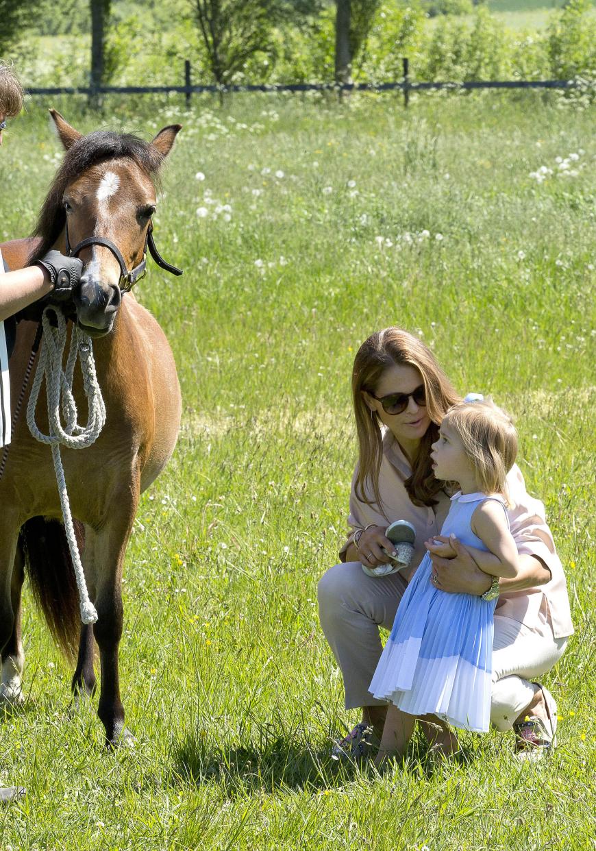 Sommerlicher Besuch auf Gotland: Ehrfürchtig schaut Prinzessin Leonore zu Pferd Haidi hinauf.