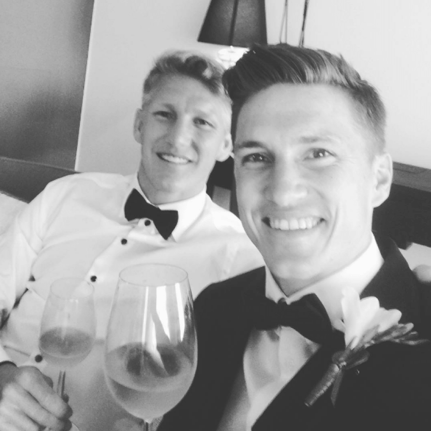 Hier prostet uns Tobias Schweinsteiger (r.) zu, der ältere Bruder von Bastian Schweinsteiger. Auf Instagram schreibt er an den frisch verheirateten Nationalspieler gerichtet: