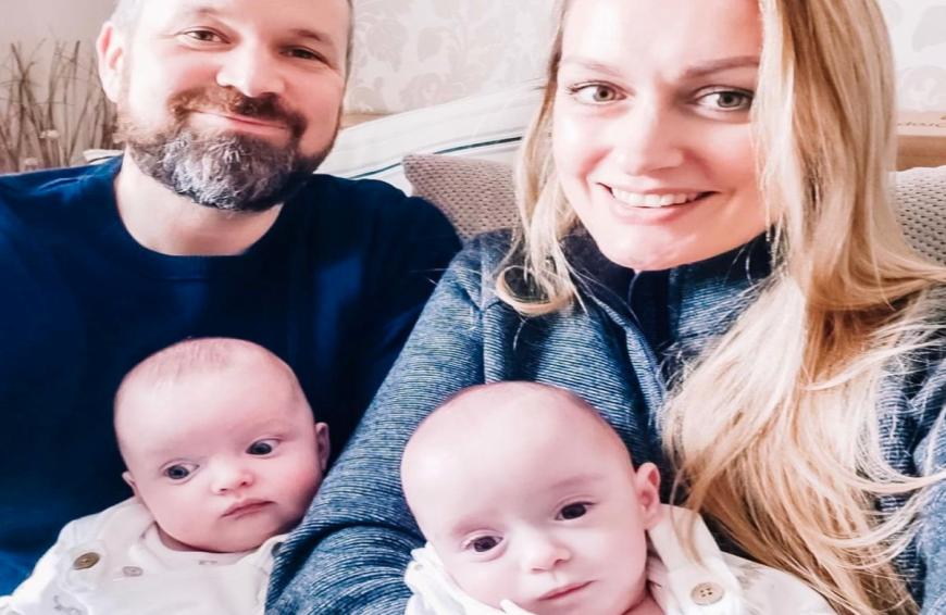 Familie Roberts bekommt überraschend doppelt Nachwuchs! Was nach Zwillingen aussieht, sind eigentlich großer Bruder und kleine Schwester!
