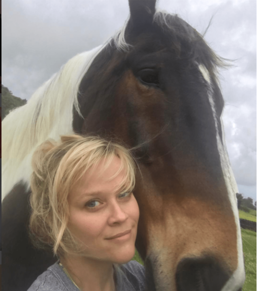 Ungeschminkte Schönheit: Reese Witherspoon veröffentlichte ein Selfie im ganz natürlichen Look mit einem besonders süßen Begleiter.