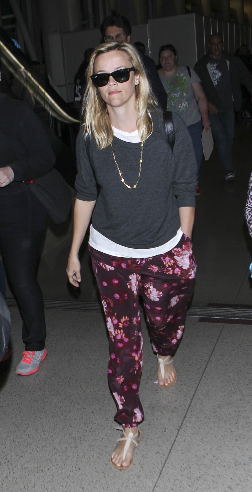 Auch Schauspielerin Reese Witherspoon bevorzugt beim Reisen einen entspannteren Kleidungsstil.