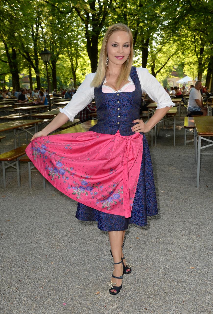 Ex-Profiboxerin Regina Halmich trägt einen traditionellen Dirndl-Look.