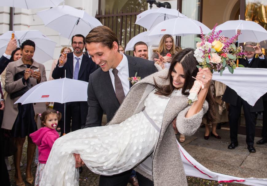 Awww, zum Dahinschmelzen! HSV-Towart René Adler und Soap-Star Lilli Holunder ließen sich vom Hamburger Regenwetter nicht den schönsten Tag ihres Lebens verderben. Der Torhüter trug seine Liebste auf Händen, nachdem sie sich das Ja-Wort im Standesamt gegeben hatten. Seit fünf Jahren sind die beiden ein Paar.