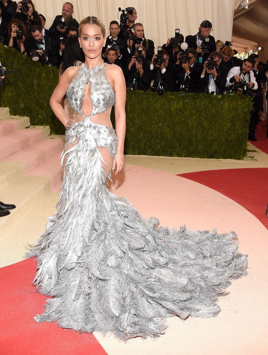Rita Ora machte den sterbenden Schwan in einem silberfarbenen Federkleid von Vera Wang.