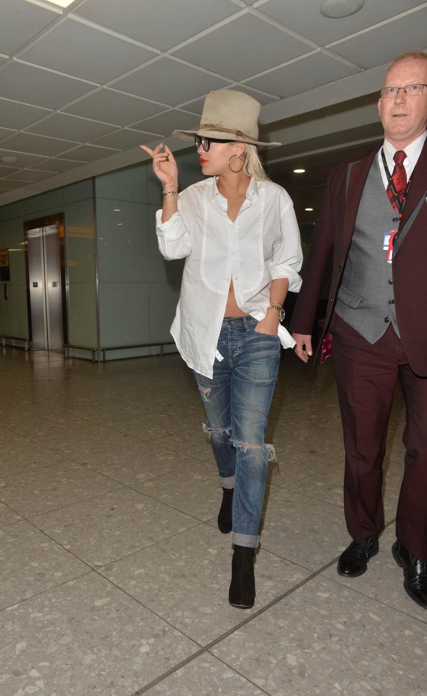 Sängerin Rita Ora überzeugt uns mit der lässig geknüpfter Bluse und Boyfriend-Jeans.