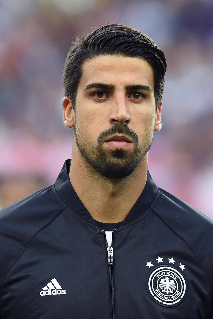 Mittelfeld-Star Sami Khedira ist nach dem Liebes-Aus mit Topmodel und Moderatorin Lena Gercke derweil Single. Zumindest soweit wir wissen.