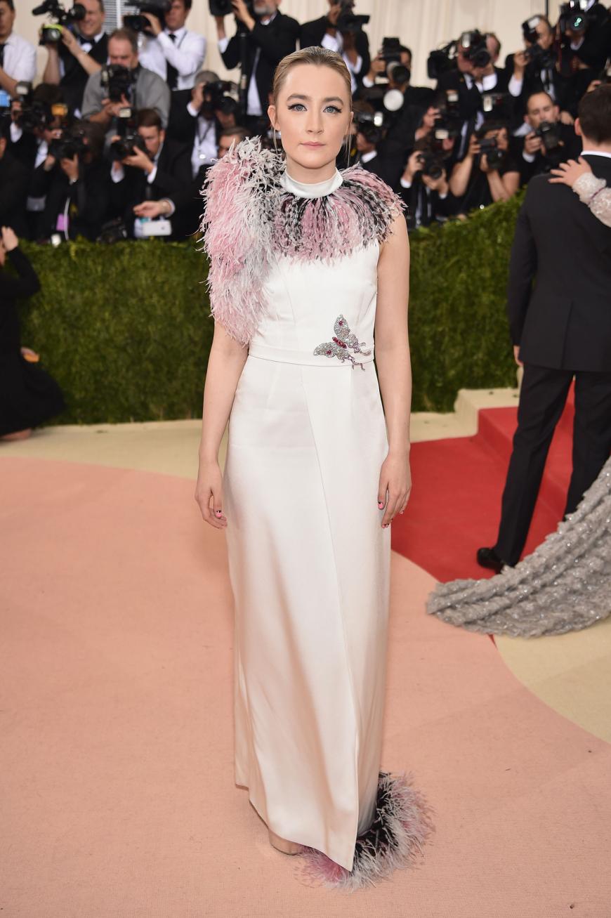 Saoirse Ronan in einem - wie wir finden - schwierigen Kleid mit Federbesatz von Christopher Kane