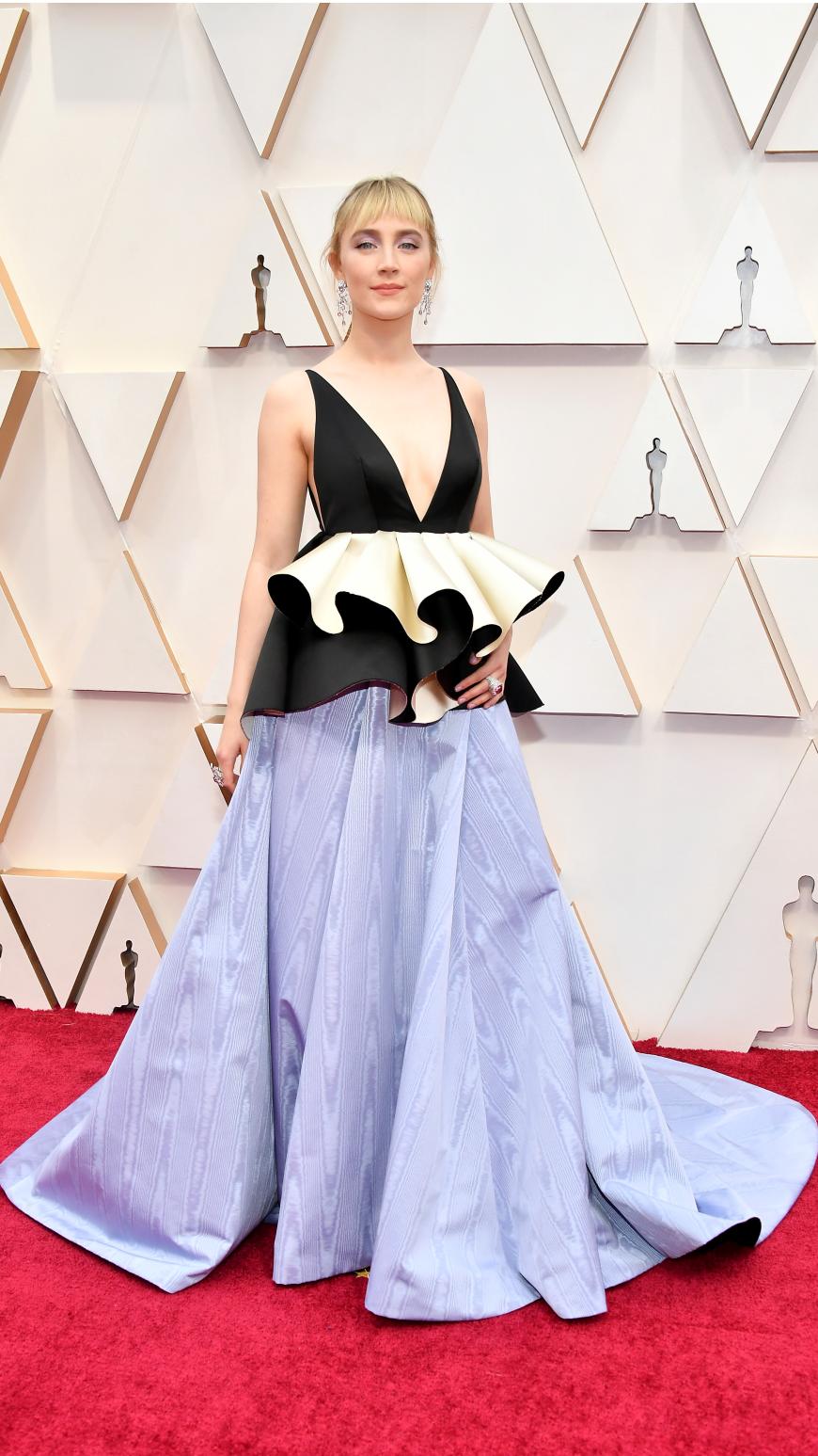 Durchgefallen ist für uns das Kleid von Saoirse Ronan. Bei dem Gucci-Dress passt irgendwie nichts zusammen. Der fliederfarbene Rock erinnert eher an Nachthemd. Daumen runter!