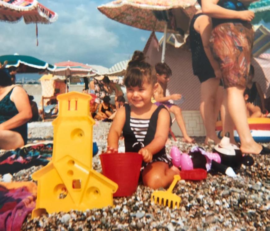 Mega-süß! Wer sitzt denn hier in Kieselsand mit Schaufel und Eimer - und strahlt wie ein Honigkuchenpferd?