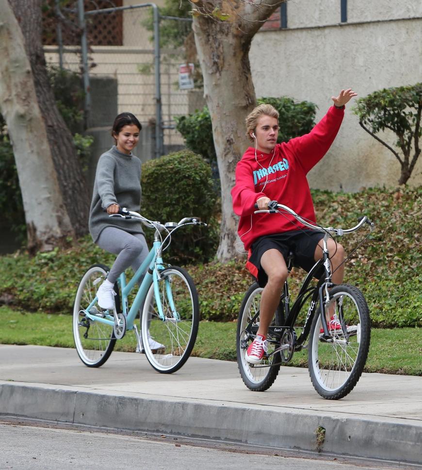 Süße Fahrradtour: Justin Bieber und Selena Gomez am 1. November 2017 in Los Angeles.