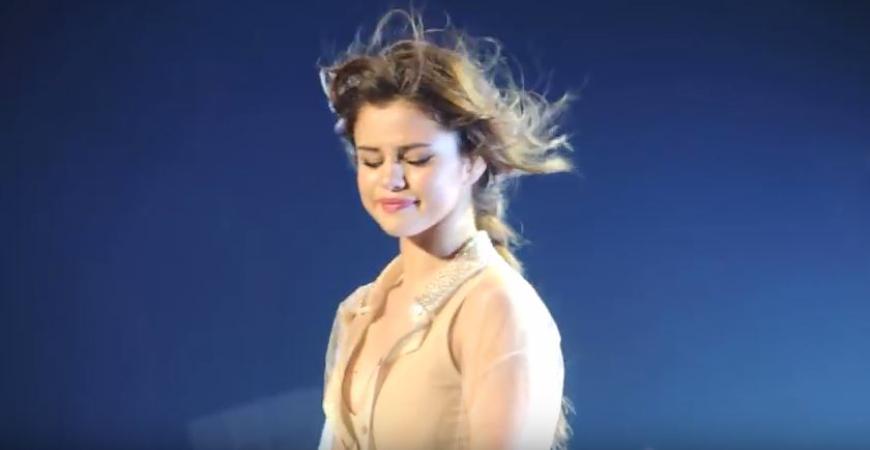 Die Sängerin war nicht mehr in der Lage den Song weiterzusingen. Ist Justin Bieber der Grund für den emotionalen Auftritt?